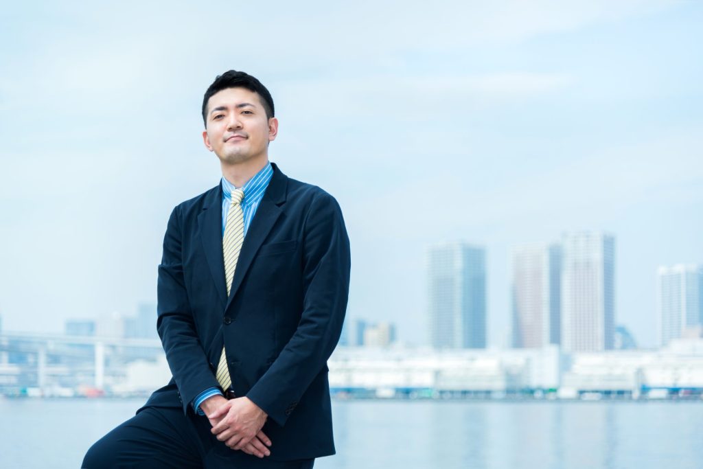 スーツ姿の若い男性会社員の画像