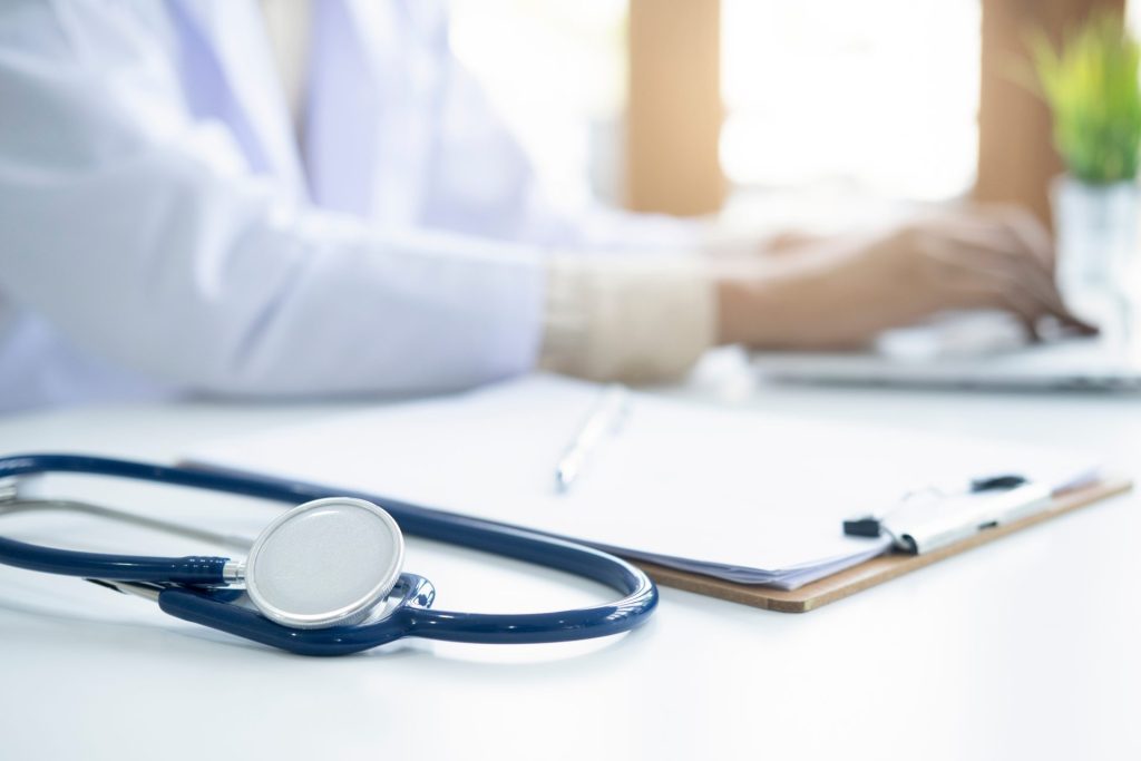 医者と聴診器の画像