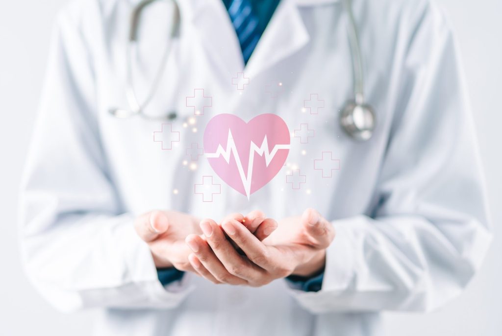 ハートを掌に持つ医者の画像